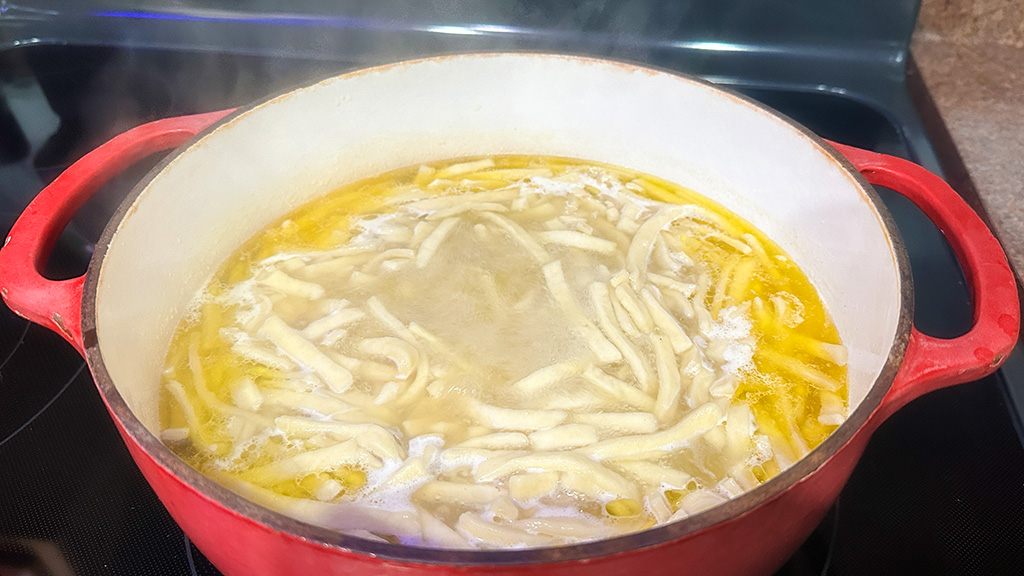 chicken noodles cooking